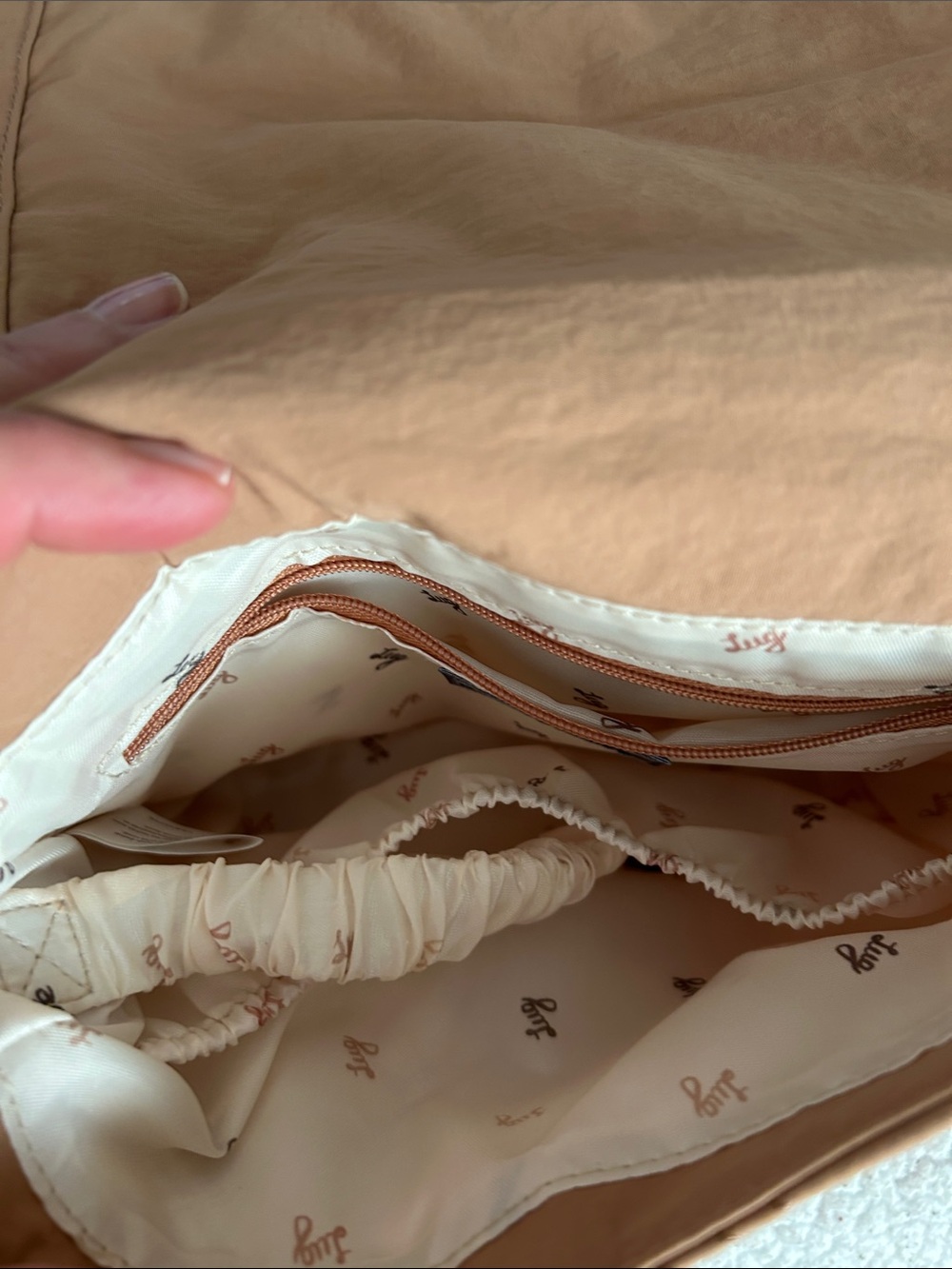Lug Cloud go Wink Quilted Crossbody Bag in chai latte NWOT - Picture 3 of 6